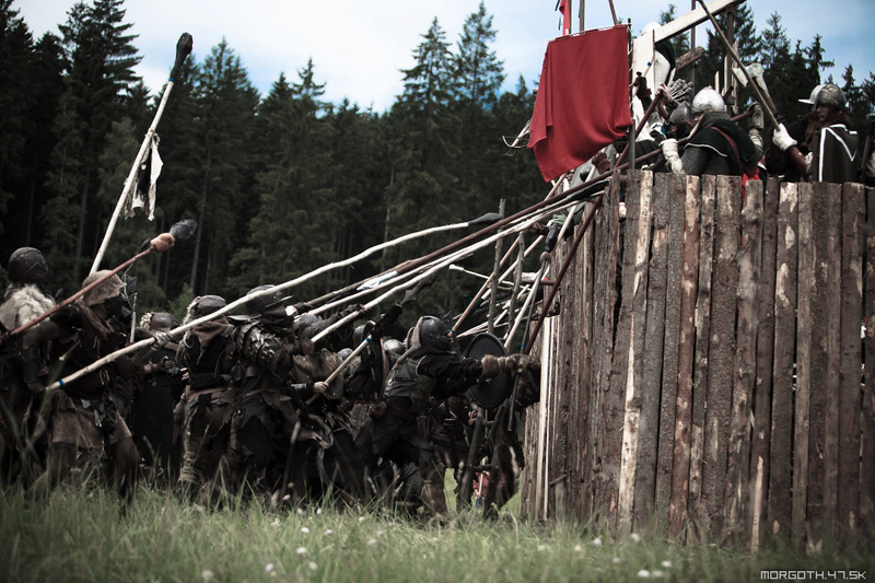 Illustration for article titled Mad Europeans Re-Enact Lord Of The Rings Battles In Full Armor